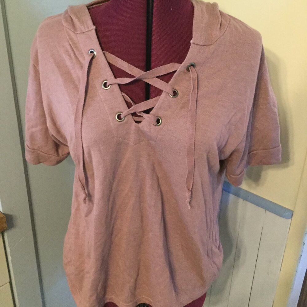 Ginger G hooded short sleeve eyelet tie in front size large very soft